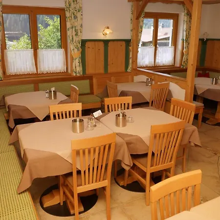 Urbanhof Pension & Appartements 4*